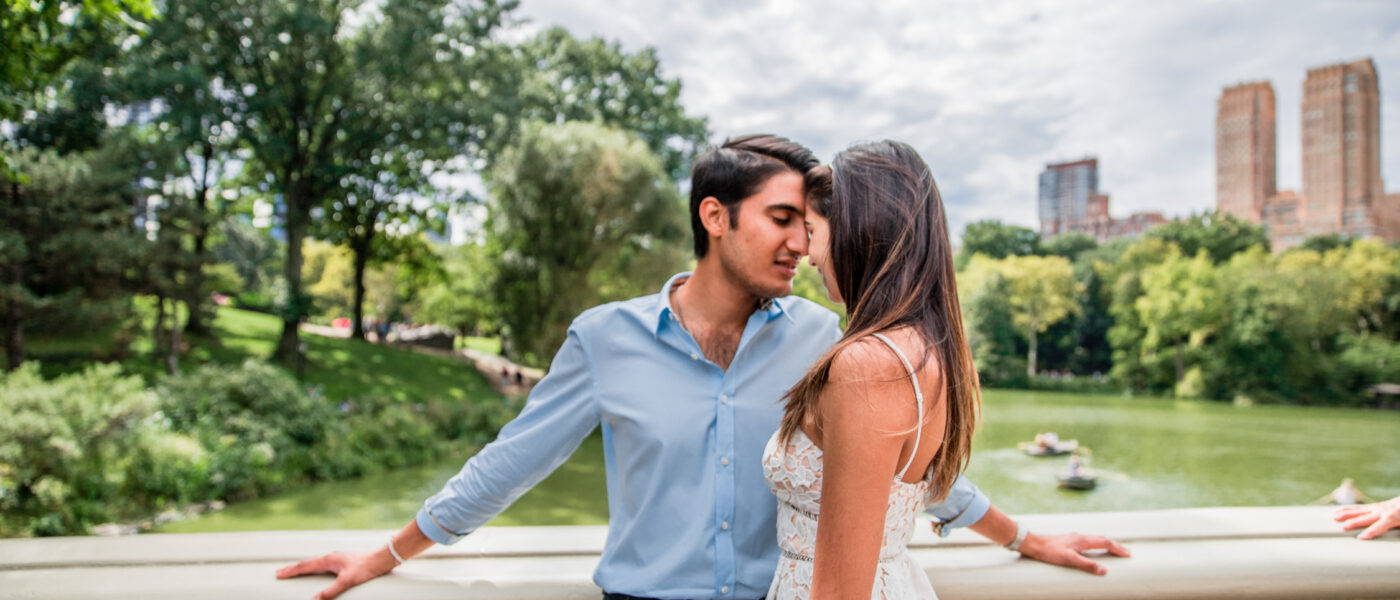 NYC engagement photoshoot in Bow Bridge. Couple picnic photography. Alsenio Photo